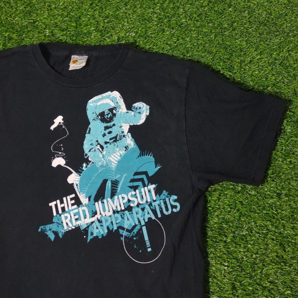 VTG Y2K RED JUMPSUIT APPARATUS BAND T-SHIRT EMO TOUR CONCERT TEE